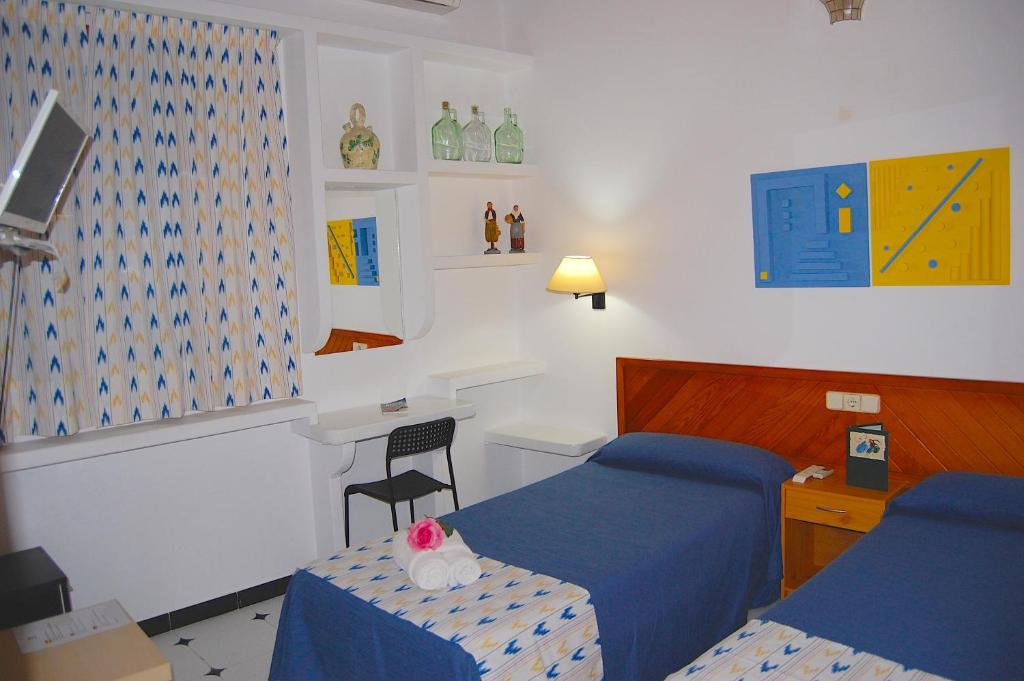 Postel nebo postele na pokoji v ubytování Hostal Ca'n Tiu