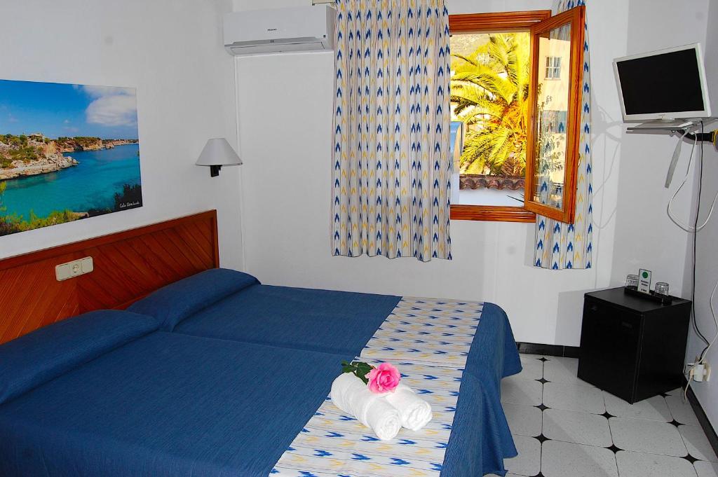 Postel nebo postele na pokoji v ubytování Hostal Ca'n Tiu