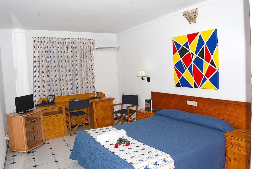 Postel nebo postele na pokoji v ubytování Hostal Ca'n Tiu