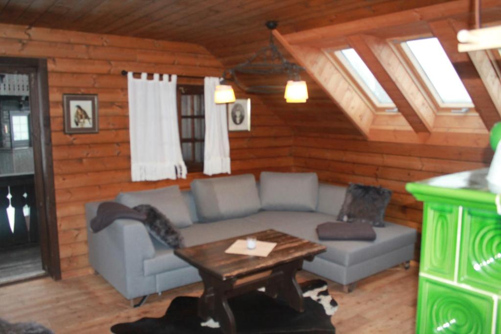 sala de estar con sofá y mesa en Ferienwohnung Salburg, Sonnleitn, en Hermagor