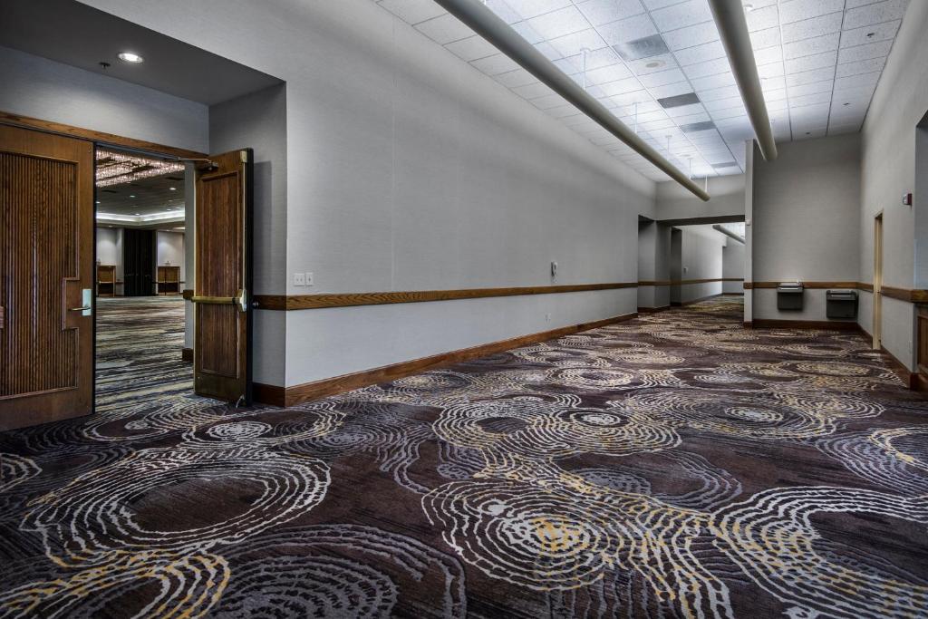 ein leeres Zimmer mit einem spiralförmigen Teppich auf dem Boden in der Unterkunft Holiday Inn Springdale-Fayetteville Area, an IHG Hotel in Springdale