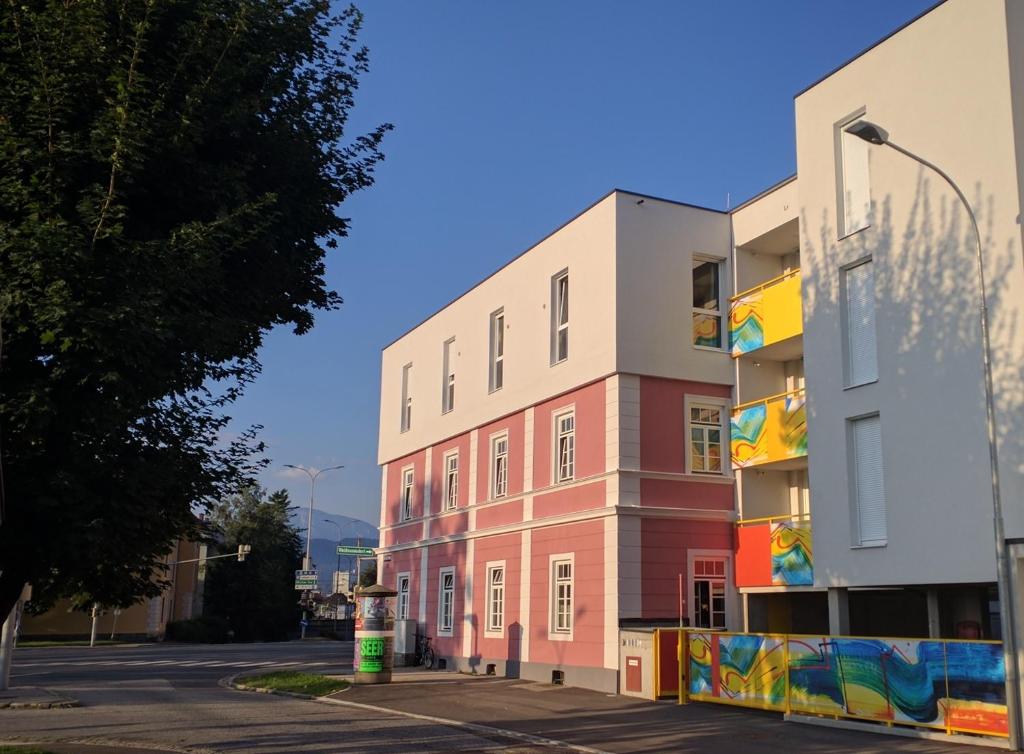 un edificio con una fachada colorida al lado de una calle en 101 Athen, Studio Apartment, 38m2 1-4 Pers, en Klagenfurt