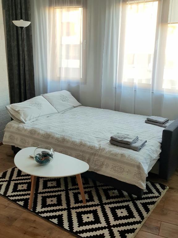 Postel nebo postele na pokoji v ubytování Joy Apartment Burgas center free parking