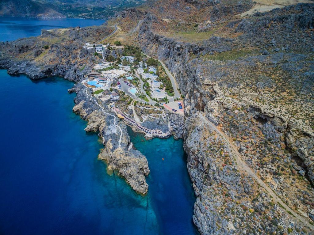 eine Luftansicht auf einen Yachthafen auf einer felsigen Klippe in der Unterkunft Kalypso Cretan Village Resort & Spa in Plakias