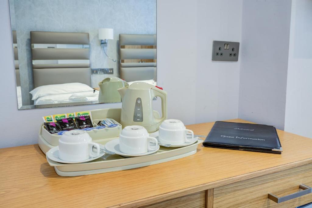 Příslušenství pro přípravu čaje a kávy v ubytování Admiral Hotel at Park Avenue