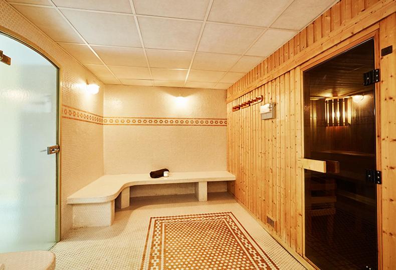 Koupelna v ubytování Hôtel Cosmos & Spa