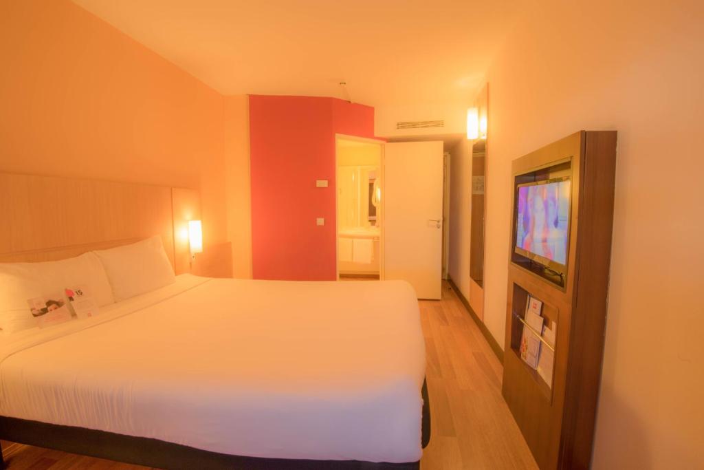 a hotel room with a bed and a television at ibis Alger Aéroport in Alger