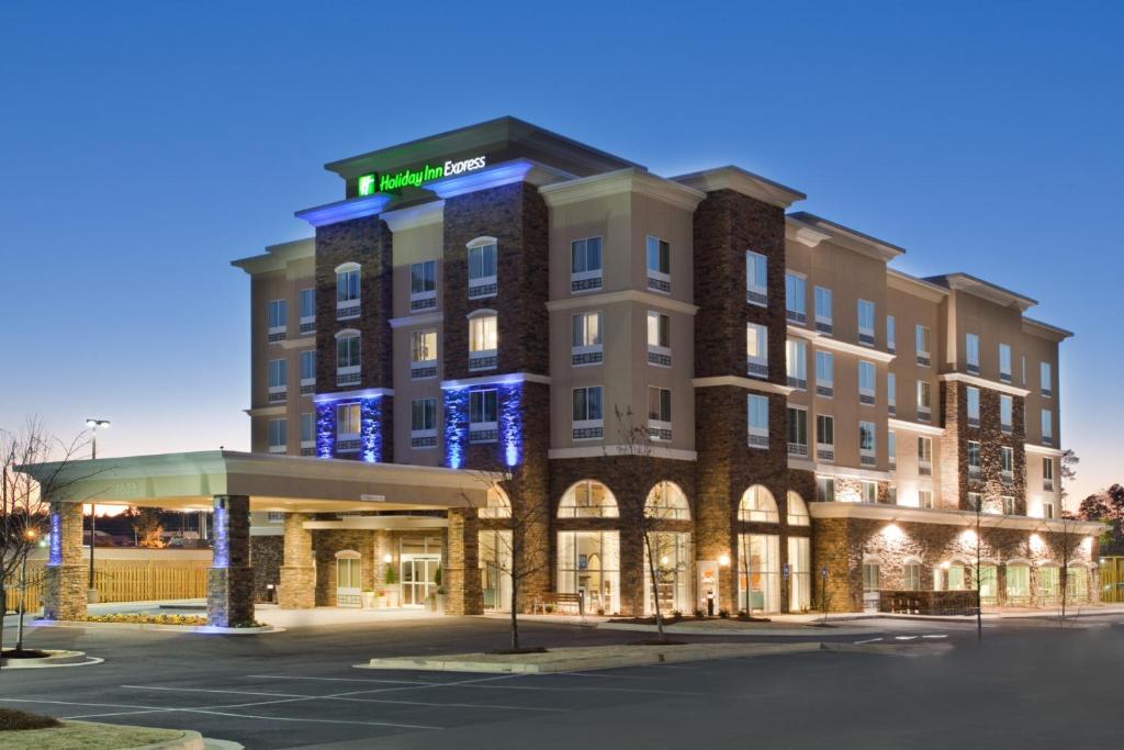 una representación de un hotel con aparcamiento en Holiday Inn Express Augusta North, an IHG Hotel en Augusta