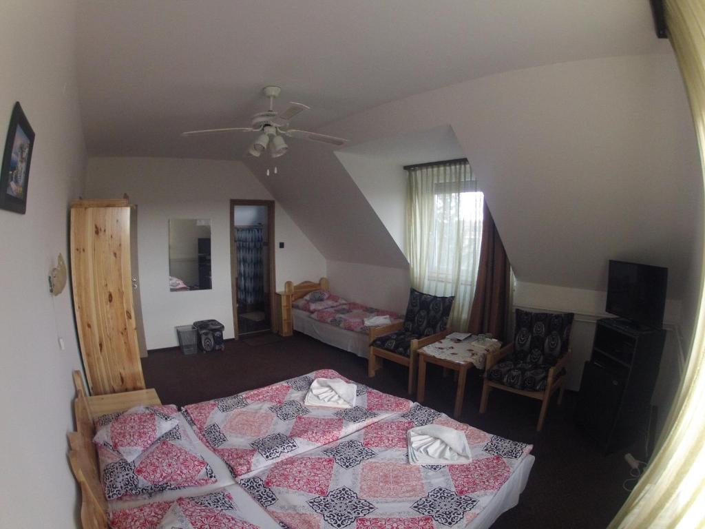 Postel nebo postele na pokoji v ubytování Olympos Panzió