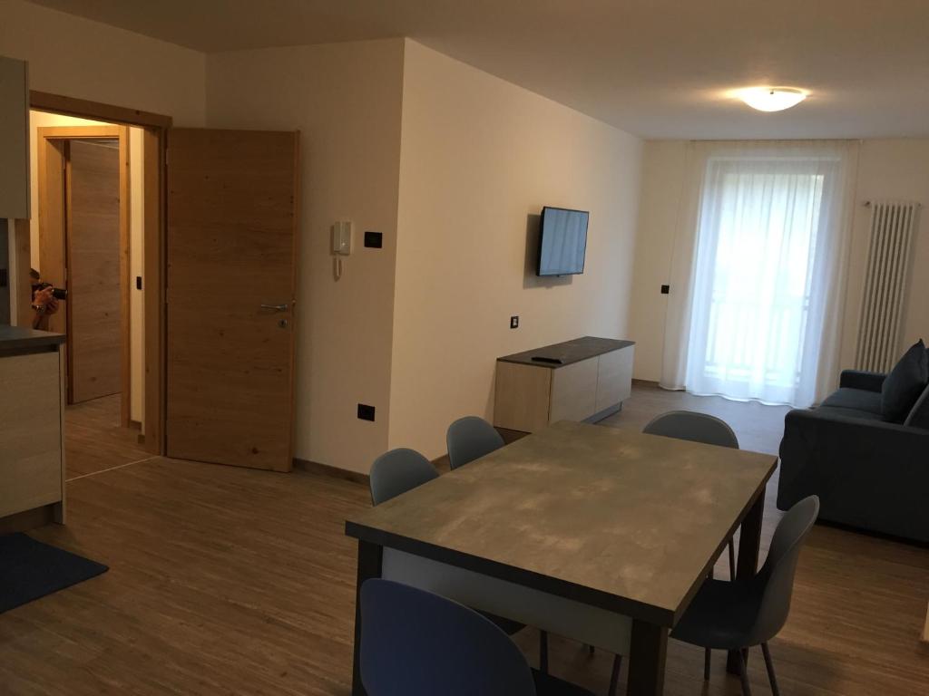 Televízia a/alebo spoločenská miestnosť v ubytovaní MOUNTAIN RESORT Appartamenti