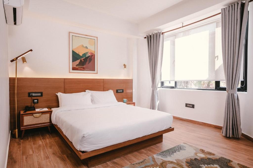 Postel nebo postele na pokoji v ubytování Nomad Hotel Lazimpat