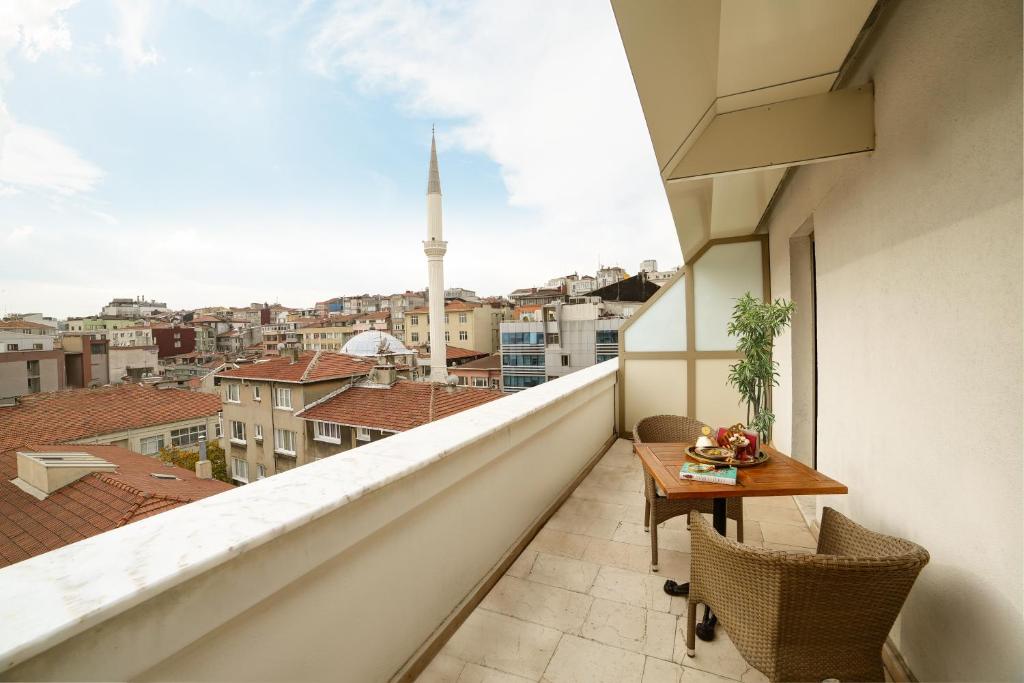 Halifaks Hotel - Deluxe Double Or Twin Room With Balcony