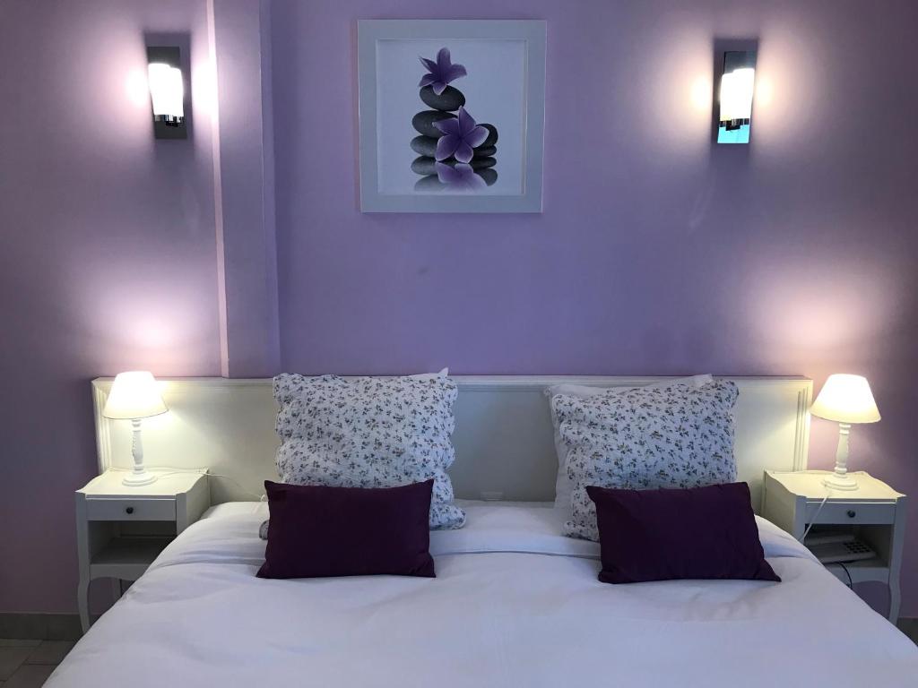 Postel nebo postele na pokoji v ubytování Logis Hotel Le Nuage