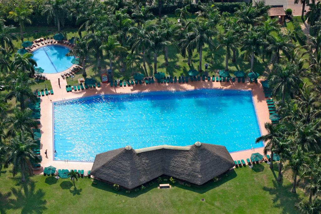 Bazén v ubytování Speke Resort and Conference Center nebo v jeho okolí