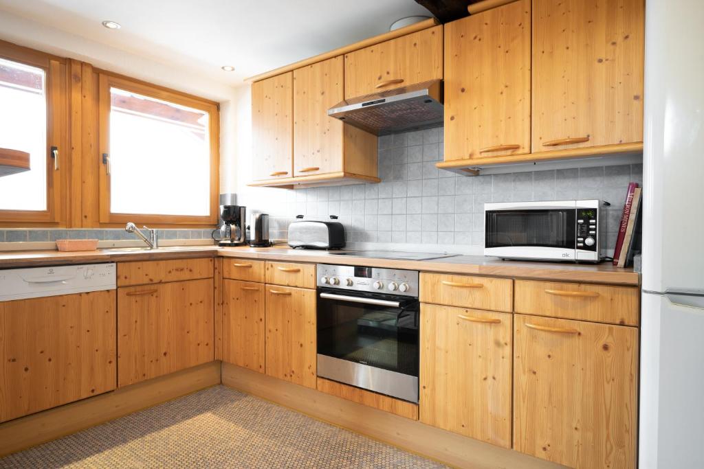 Kuchyňa alebo kuchynka v ubytovaní Lake View Lodges by we rent, SUMMERCARD INCLUDED