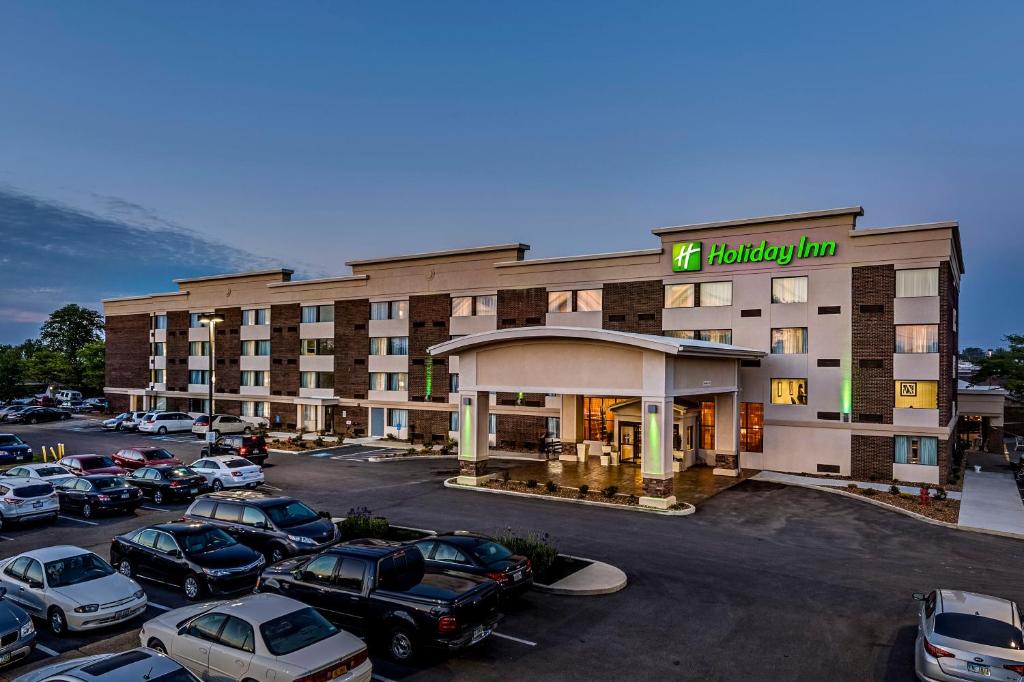 Holiday Inn Cleveland Northeast - Mentor, an IHG Hotel في مينتور: فندق فيه سيارات متوقفة في مواقف