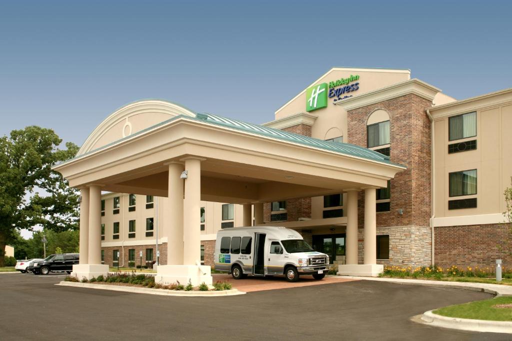 Holiday Inn Express & Suites Madison-Verona, an IHG Hotel في Verona: شاحنة بيضاء متوقفة أمام الفندق