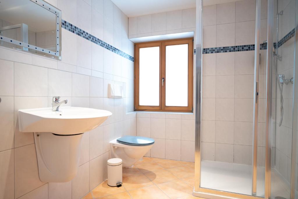 Kúpeľňa v ubytovaní Lake View Lodges by we rent, SUMMERCARD INCLUDED