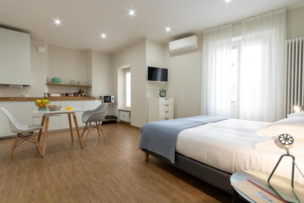 A bed or beds in a room at Aqualago casa vacanze apartment C