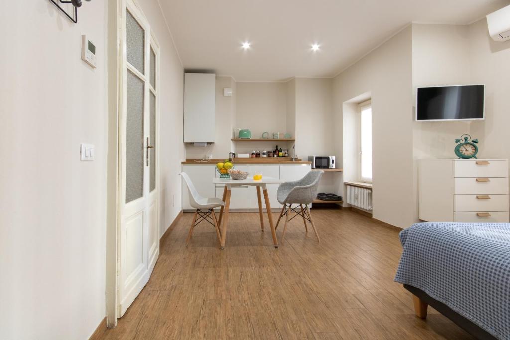 A television and/or entertainment centre at Aqualago casa vacanze apartment C