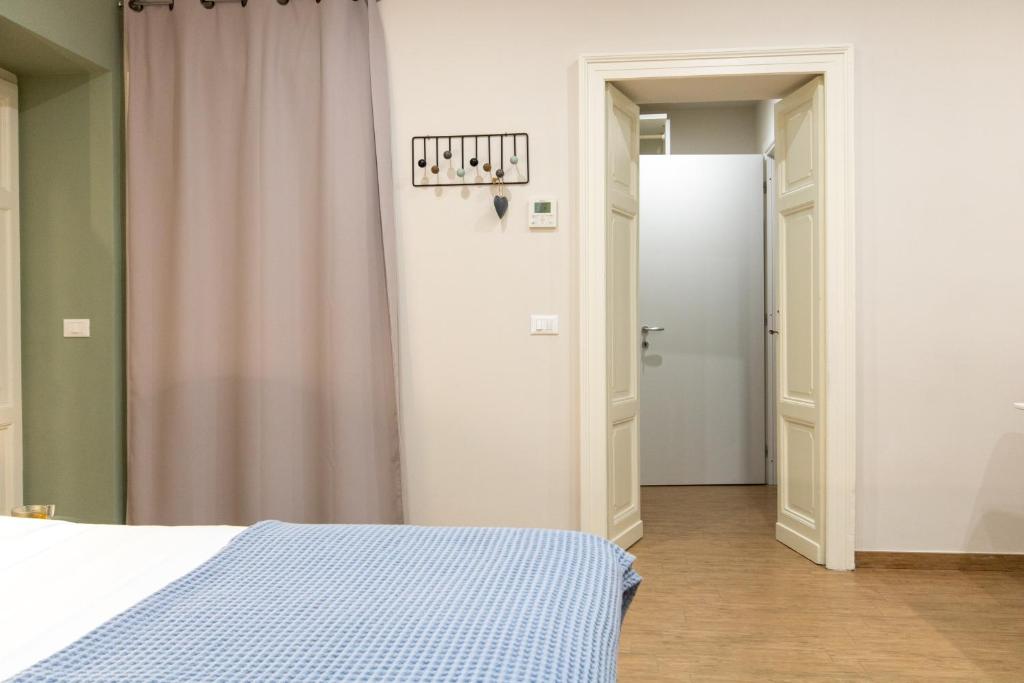 A bed or beds in a room at Aqualago casa vacanze apartment C