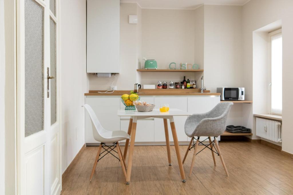 A kitchen or kitchenette at Aqualago casa vacanze apartment C