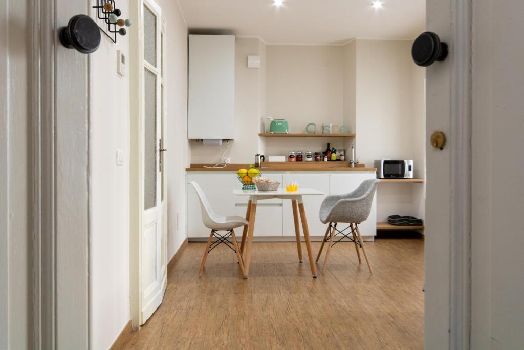 A kitchen or kitchenette at Aqualago casa vacanze apartment C