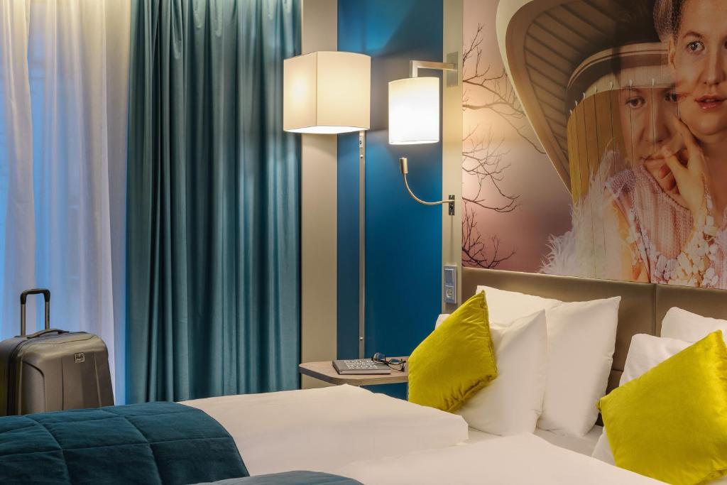 Postel nebo postele na pokoji v ubytování MERCURE Hotel Berlin Wittenbergplatz