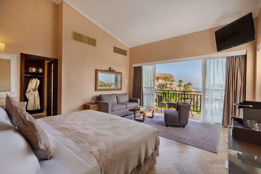 Postel nebo postele na pokoji v ubytování Herbert Samuel Royal Shangri-La Eilat