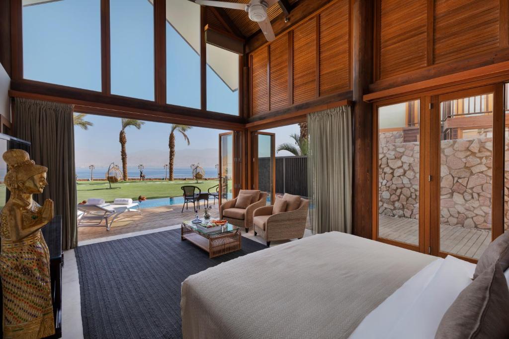 Postel nebo postele na pokoji v ubytování Herbert Samuel Royal Shangri-La Eilat