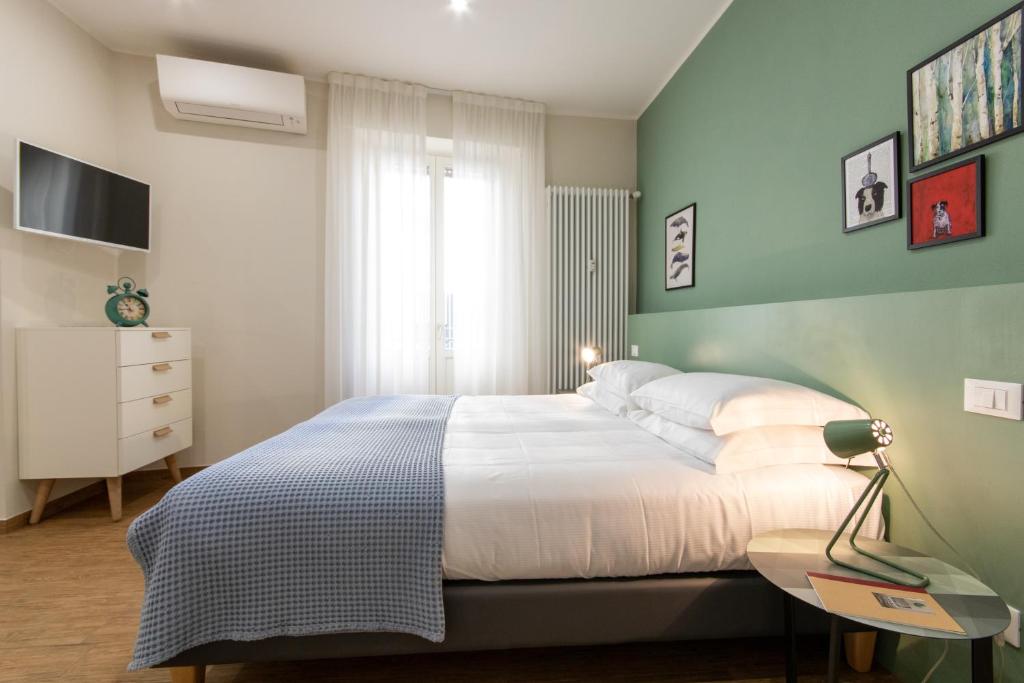 A bed or beds in a room at Aqualago casa vacanze apartment C
