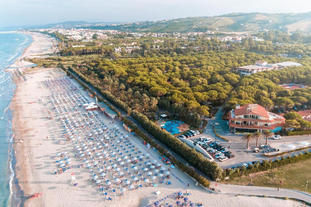 eine Luftansicht auf einen Strand und ein Resort in der Unterkunft Salinello Village in Tortoreto Lido