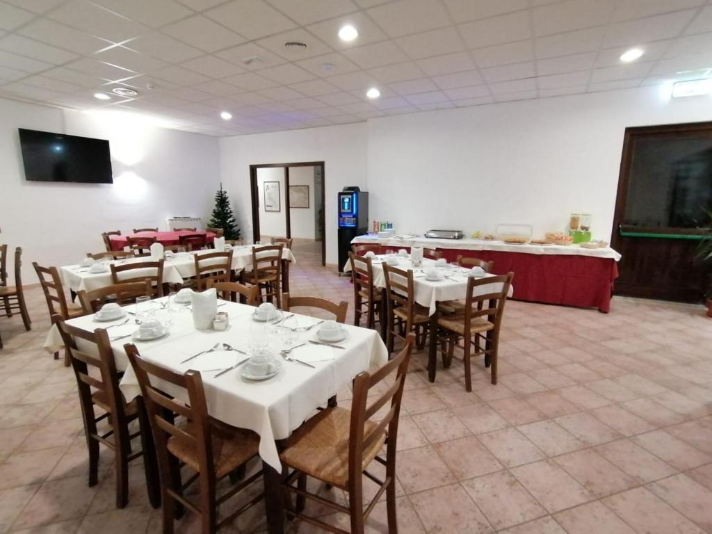 Televízia a/alebo spoločenská miestnosť v ubytovaní Albergo Parco Gran Sasso