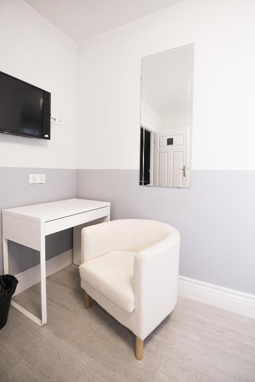 Televízia a/alebo spoločenská miestnosť v ubytovaní White Home Room