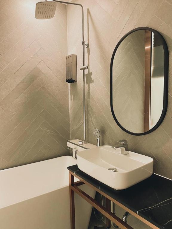 bagno con lavandino e specchio di Hotel the Castle Banyi a Seul