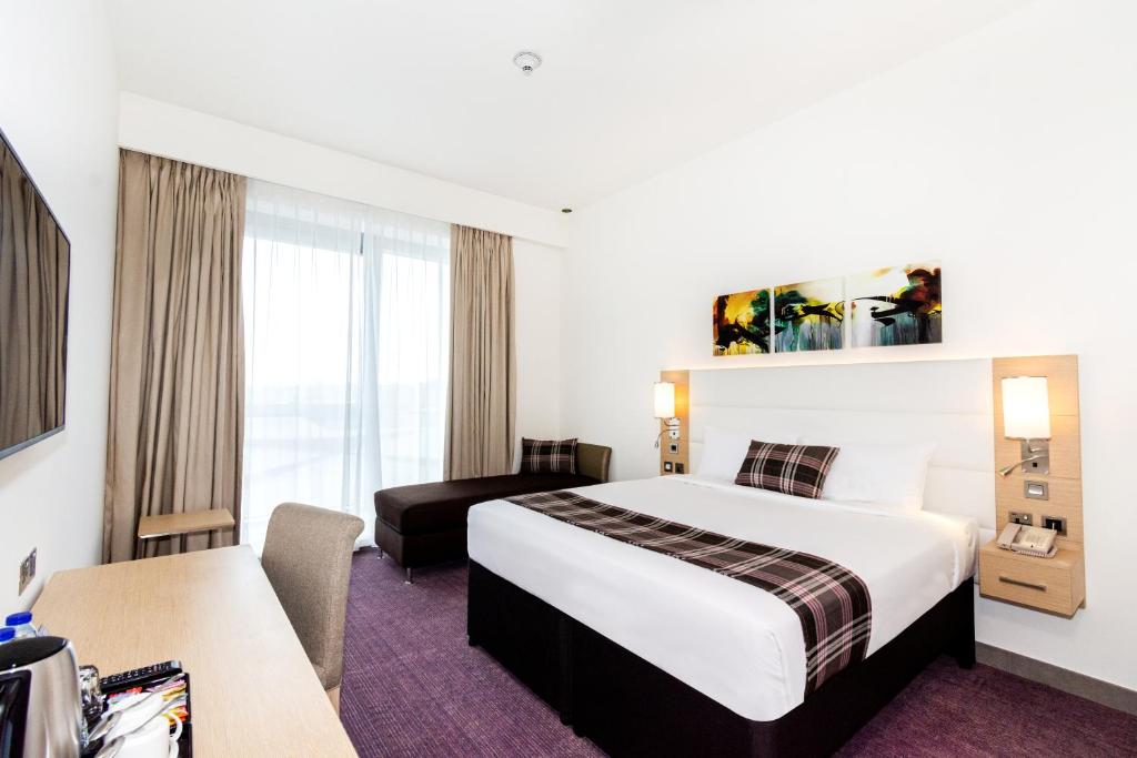 Premier Inn Dubai Dragon Mart tesisinde bir odada yatak veya yataklar