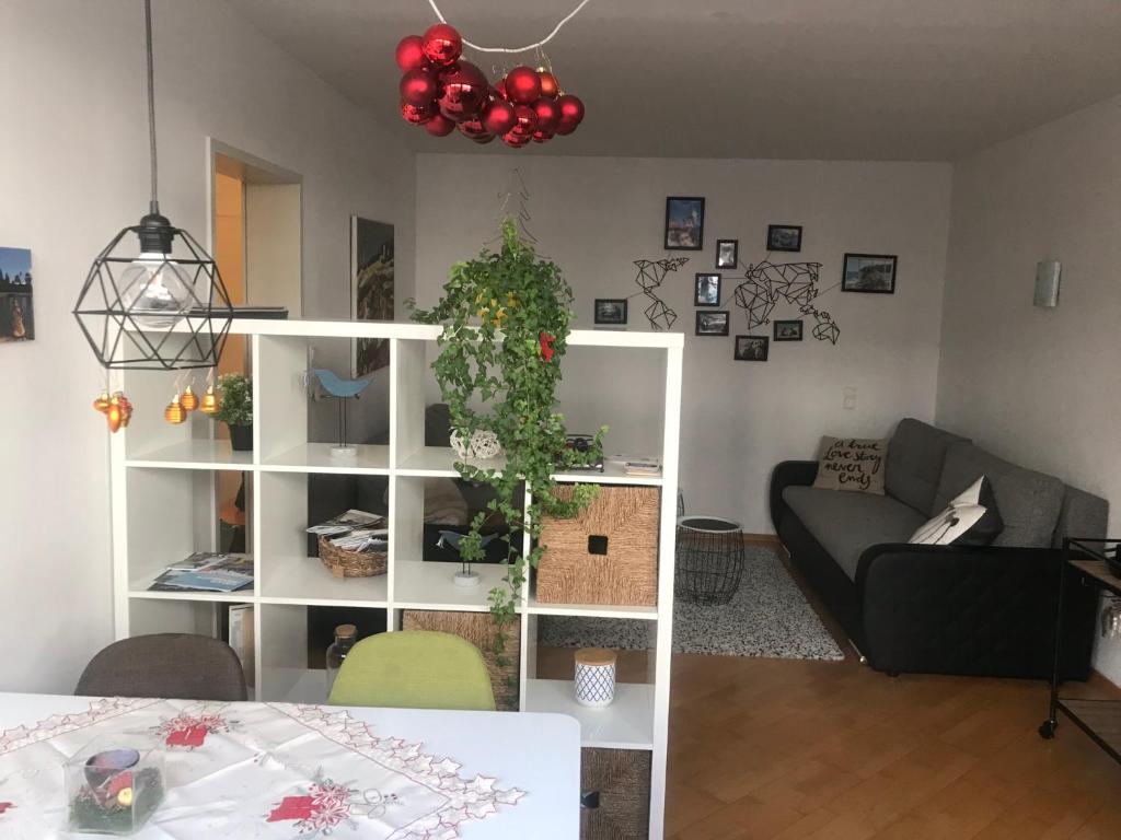 een woonkamer met een bank en een tafel bij Apartment 3 min walk to Old Town in Innsbruck