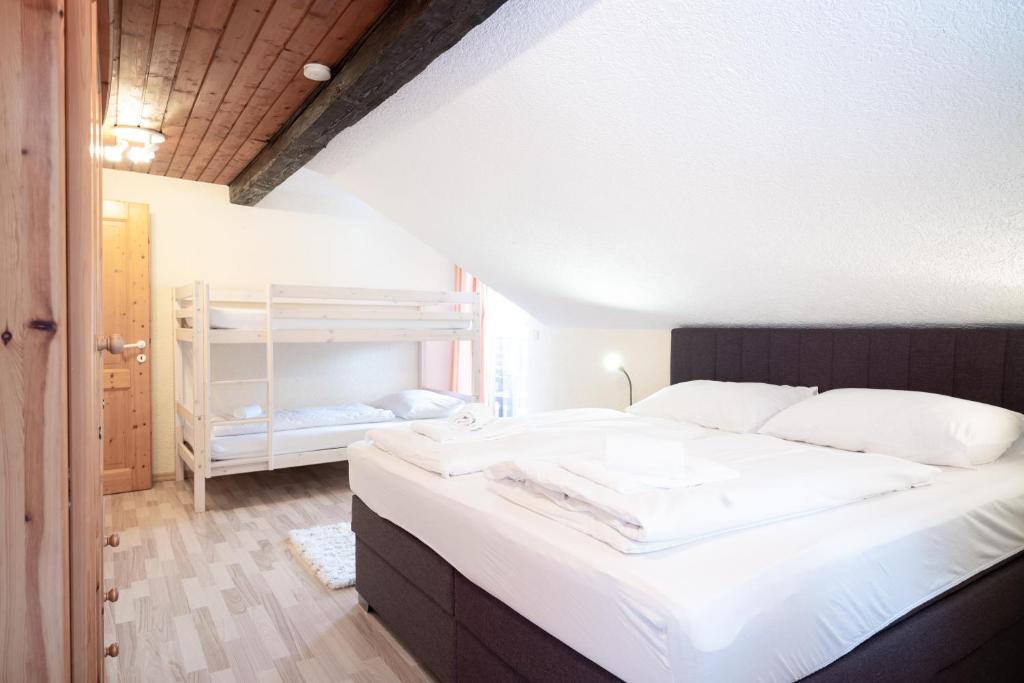 Posteľ alebo postele v izbe v ubytovaní Lake View Lodges by we rent, SUMMERCARD INCLUDED