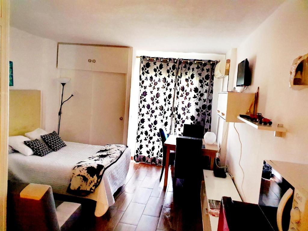 ベナルマデナにあるJupiter Estudioの小さなベッドルーム(ベッド1台、窓付)