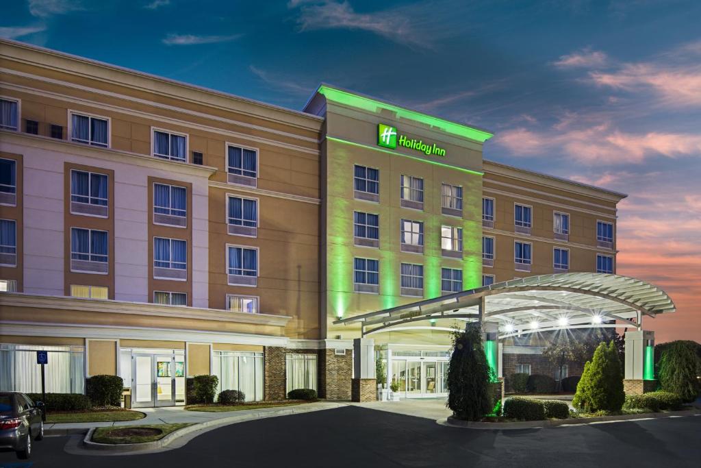 un edificio de hotel con un cartel que lee agujas de hotel en Holiday Inn Augusta West I-20, an IHG Hotel, en Augusta