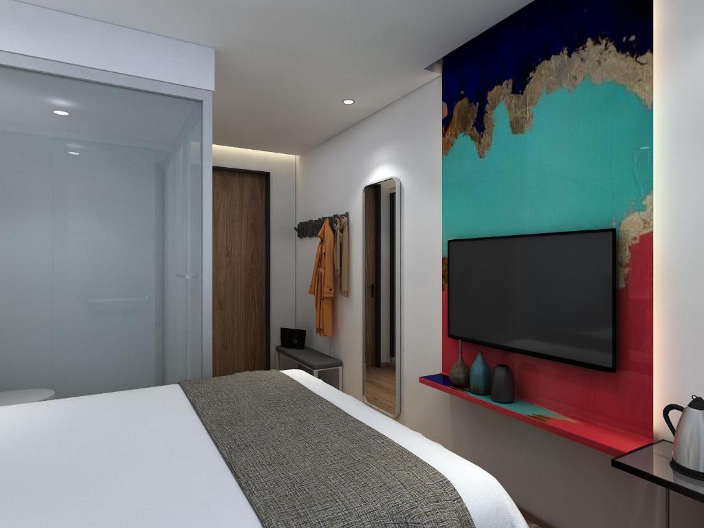 TV a/nebo společenská místnost v ubytování Happy Dragon Alley Hotel-In the city center close to the subway&free coffe laundry Fluent English speaking,Tourist attractions ticket service&food recommendation,Near Tian Anmen Forbiddencity,Near Lama temple,Easy access to the airport