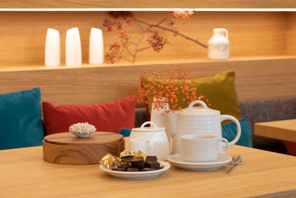 Příslušenství pro přípravu čaje a kávy v ubytování B-Lodge Boutique Hôtel