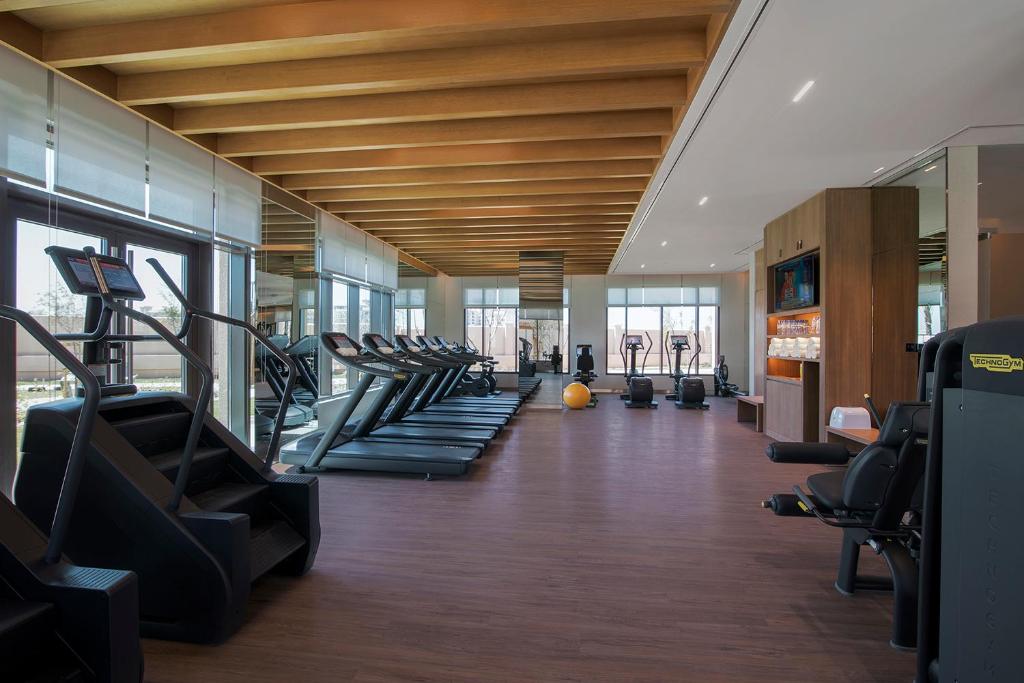 Spordikeskus ja/või sportimisvõimalused majutusasutuses Saadiyat Rotana Resort and Villas