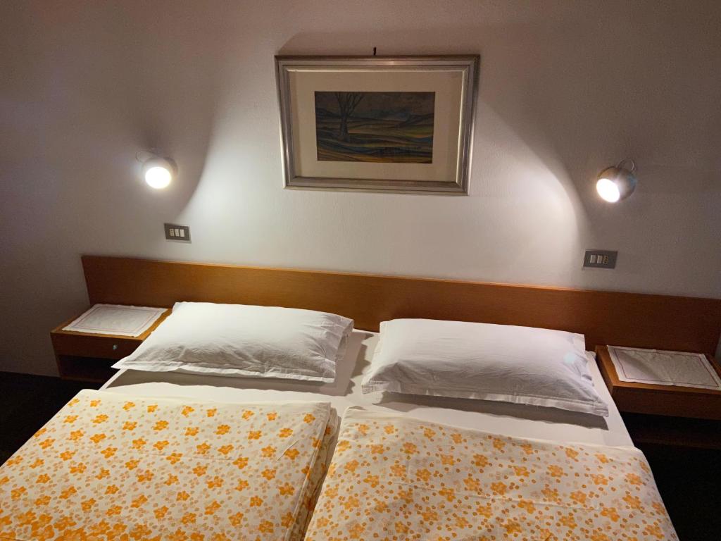 Postel nebo postele na pokoji v ubytování Gasthof Albergo Ressmair