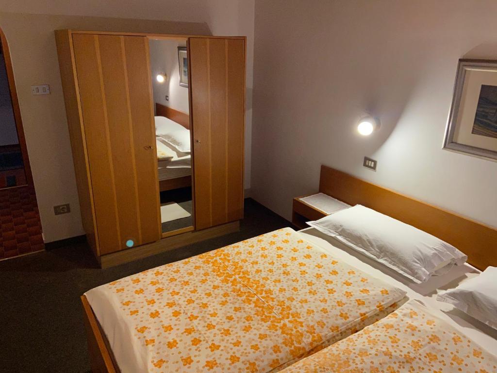Postel nebo postele na pokoji v ubytování Gasthof Albergo Ressmair