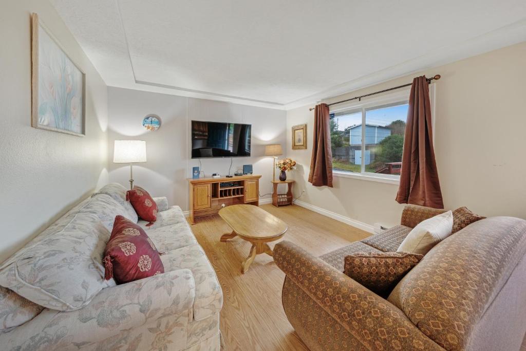 uma sala de estar com um sofá e uma mesa em Sakina’s Paradise Three em Newport