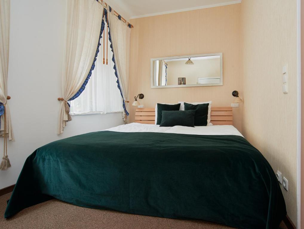 Postel nebo postele na pokoji v ubytování Angel Town Hall Apartments