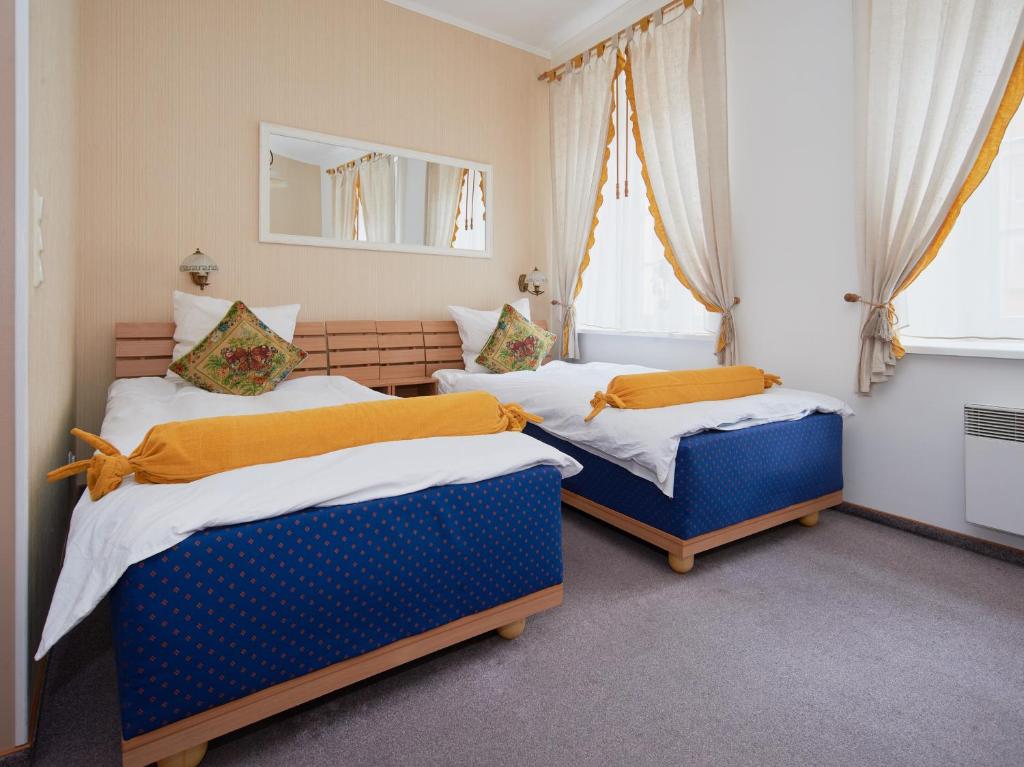 Postel nebo postele na pokoji v ubytování Angel Town Hall Apartments