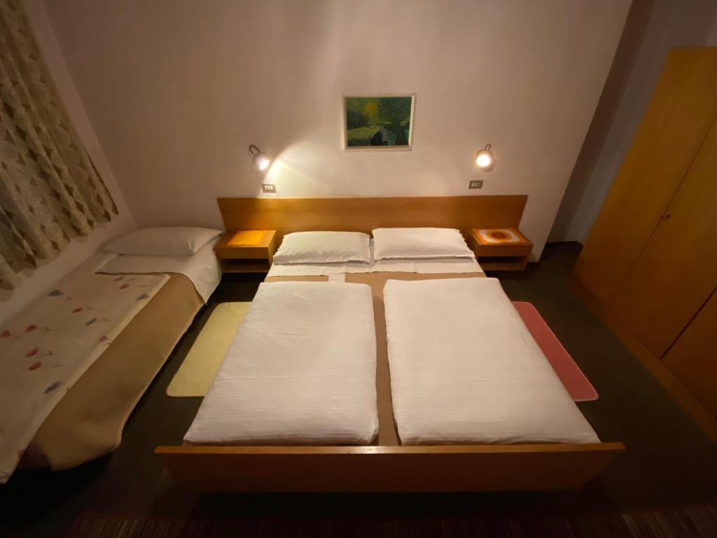 Postel nebo postele na pokoji v ubytování Gasthof Albergo Ressmair