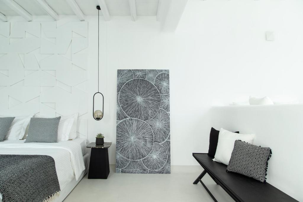 Кровать или кровати в номере Nimbus Mykonos